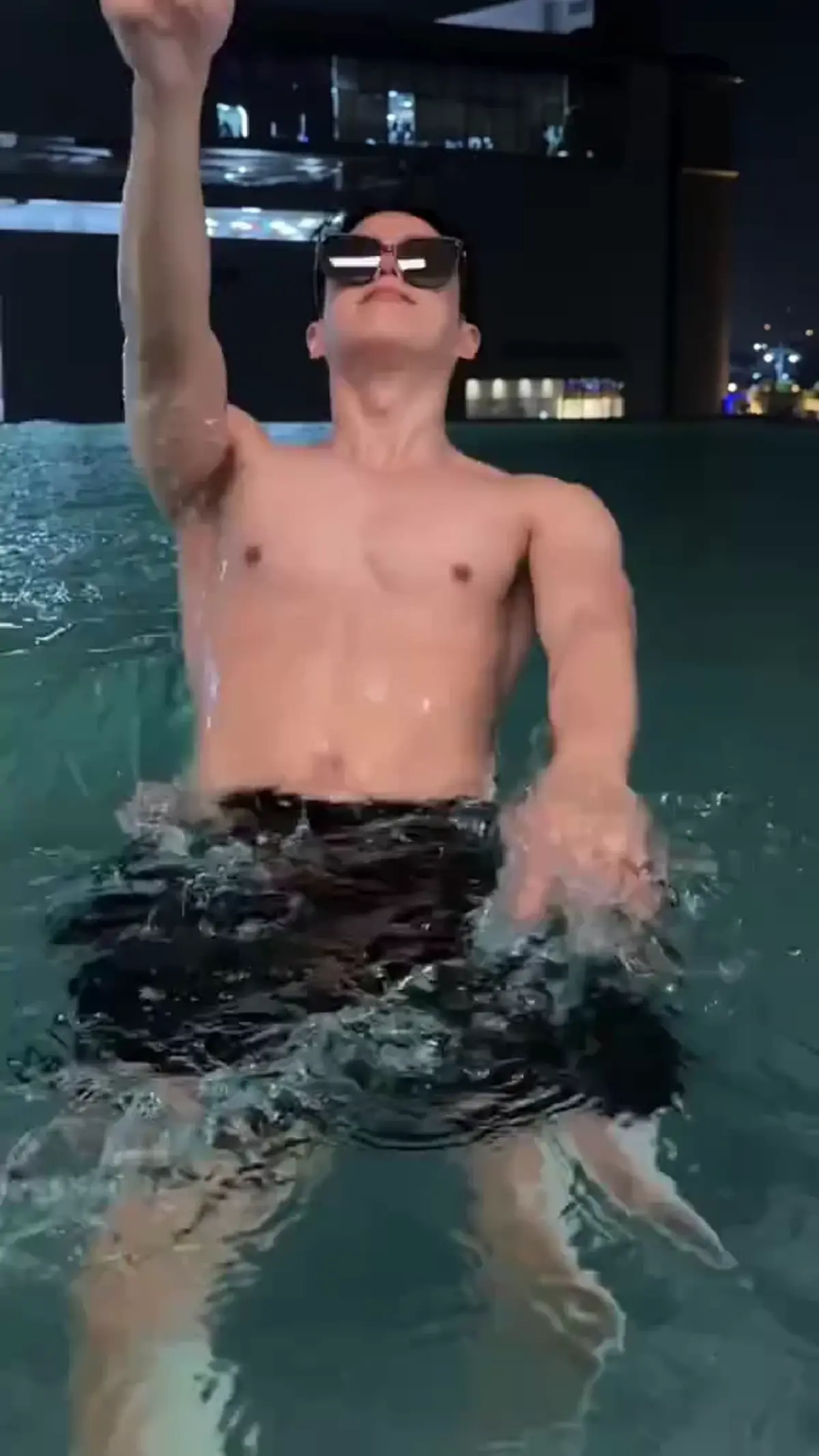 ฮอตเกินต้าน! “นนกุล” ถอดเสื้อเล่นน้ำสงกรานต์ แฟนๆ แห่แซวถึง “แอฟ”