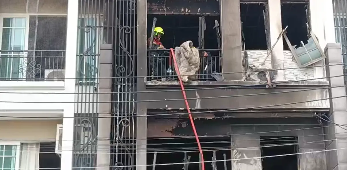 ไฟไหม้กลางดึกย่านอุดมสุข ดับ 2 ราย ใจหายหลังรู้ตัวผู้เสียชีวิต