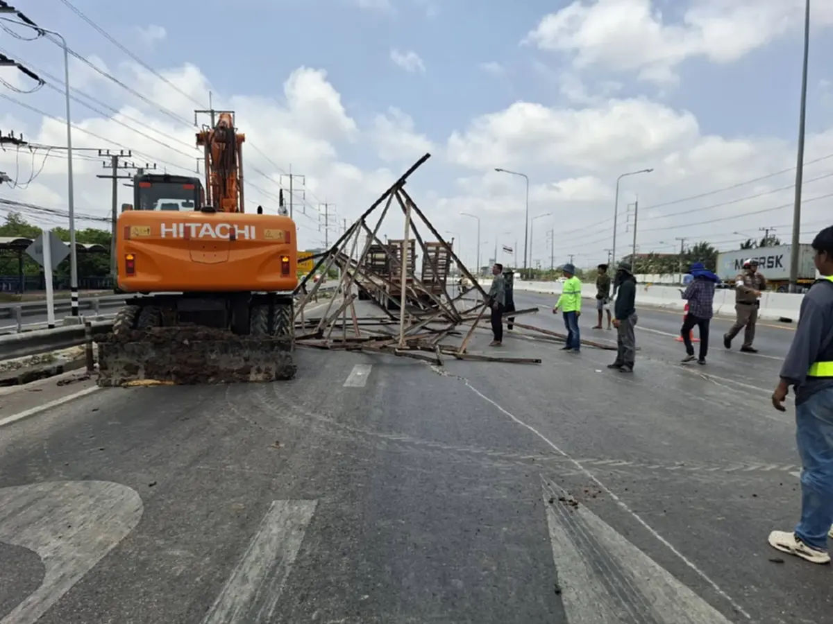 พระราม 2 ระทึก! เทรลเลอร์ทำโครงเหล็กยักษ์หล่นขวางถนน 2 ช่องทาง