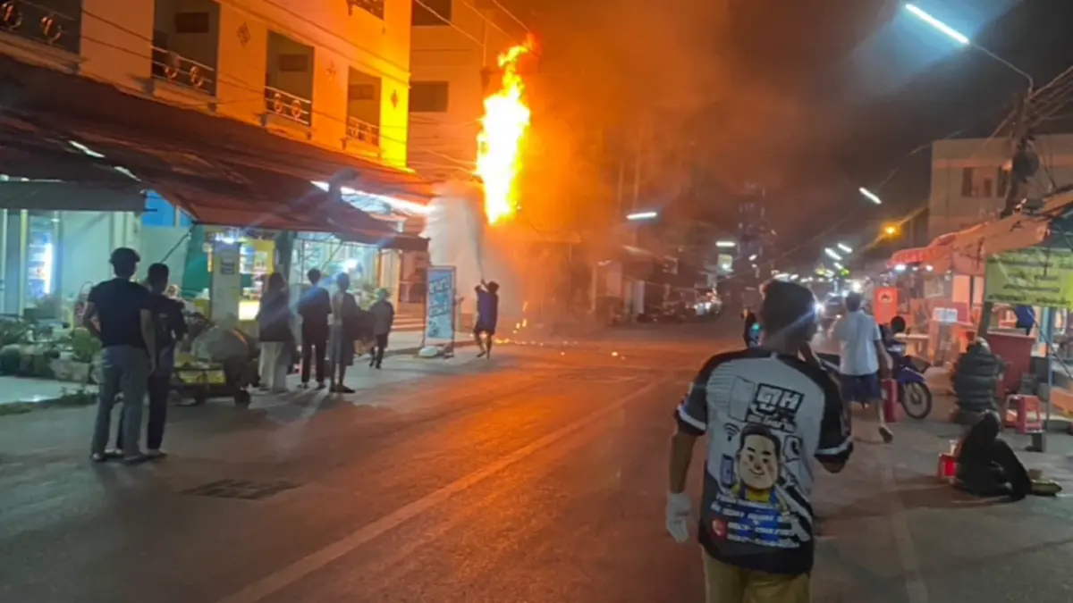 ไฟไหม้สายสื่อสารอยุธยาวอด ชาวบ้านผวาสายห้อยระโยงระยางหน้าบ้าน