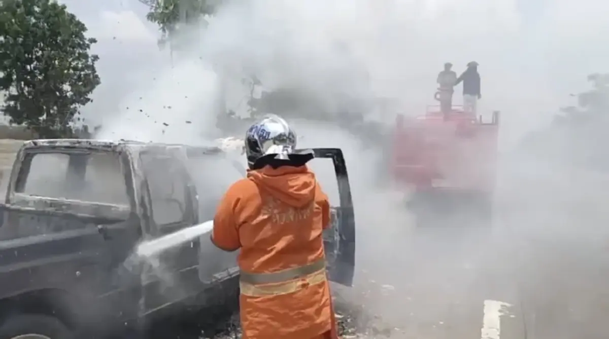 หวิดสลด! โชเฟอร์วัย 66 ขับกระบะไฟลุกวอด คาดไฟช็อตใต้พวงมาลัย