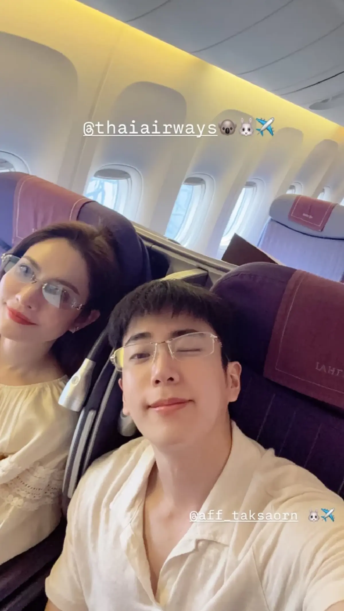 หวานสะเทือนสนามบิน “แอฟ-นนกุล” เช็กอินจีน ลุคคู่แว่นฟินไม่ไหว