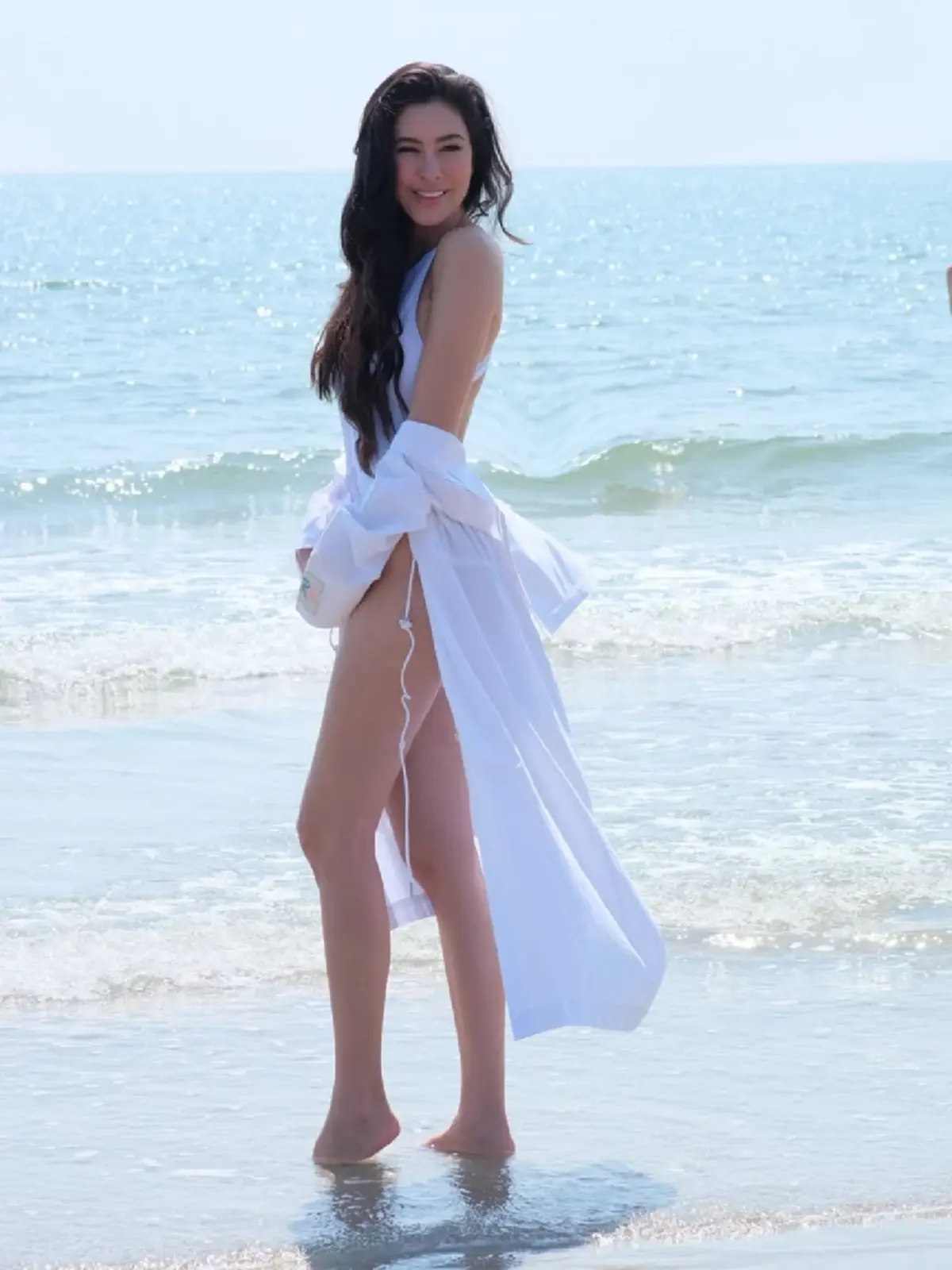 “ศรีริต้า” เสิร์ฟลุคเจ้าหญิงทะเล! ชุดว่ายน้ำสีขาวออร่าพุ่ง  