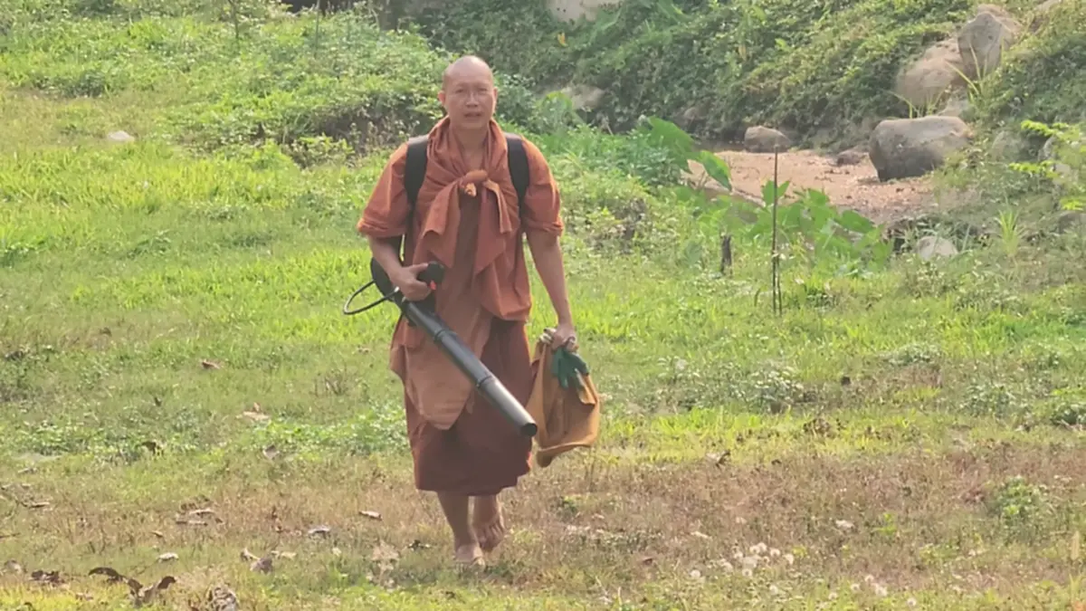 'พระครูอ๊อด' นำทีมลุยดับไฟป่า โพสต์เศร้าเจ็บปวดรักษาป่าไม่ได้