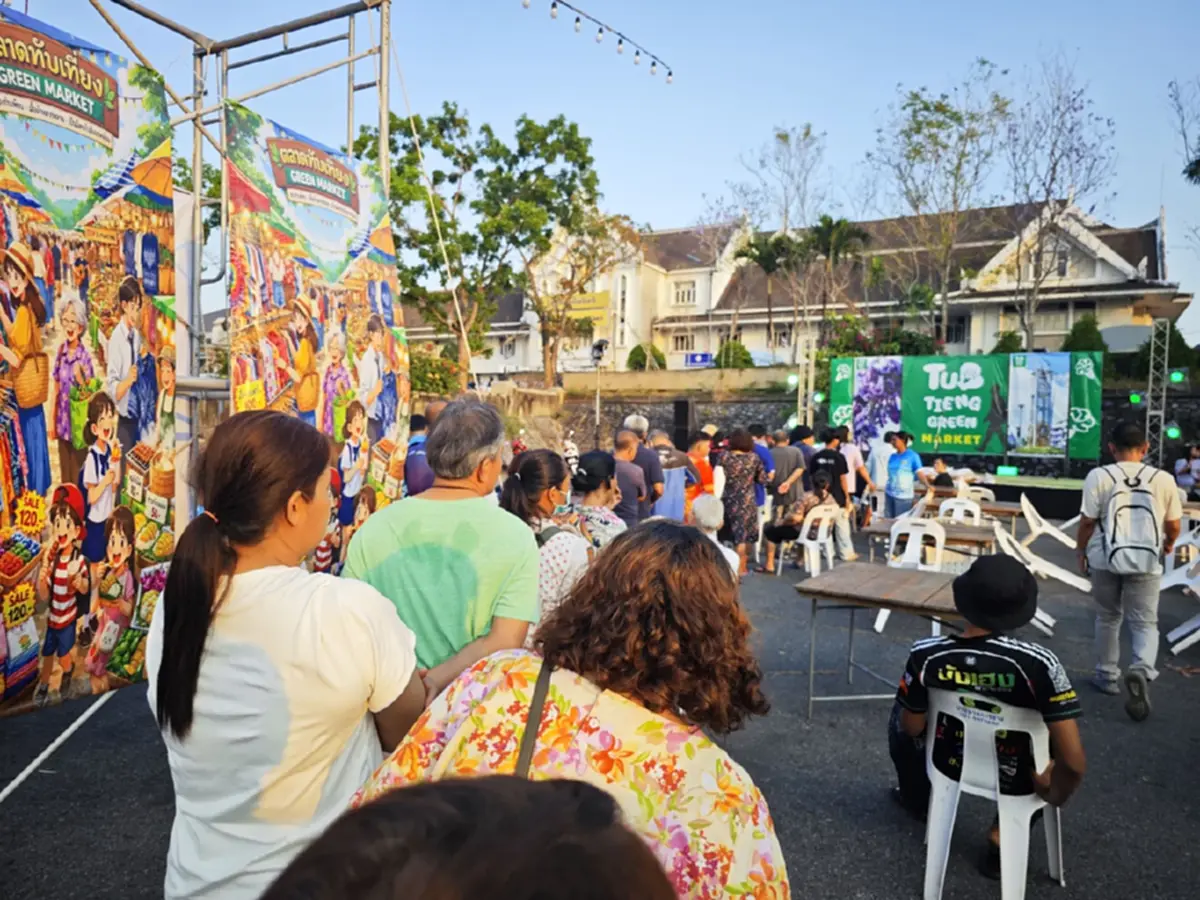 แห่ต่อคิว! ตลาดทับเที่ยงช่วยลดรายจ่าย ขายไข่ไก่แผงละ 50 บาท 