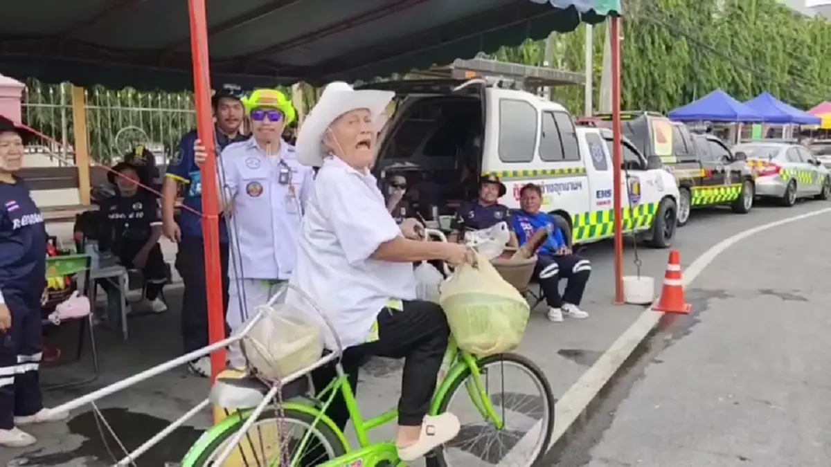 ป้าโมโหเพื่อนเบี้ยวนัดวันไหล ขนครกตำส้มตำเลี้ยงกู้ภัยแทน