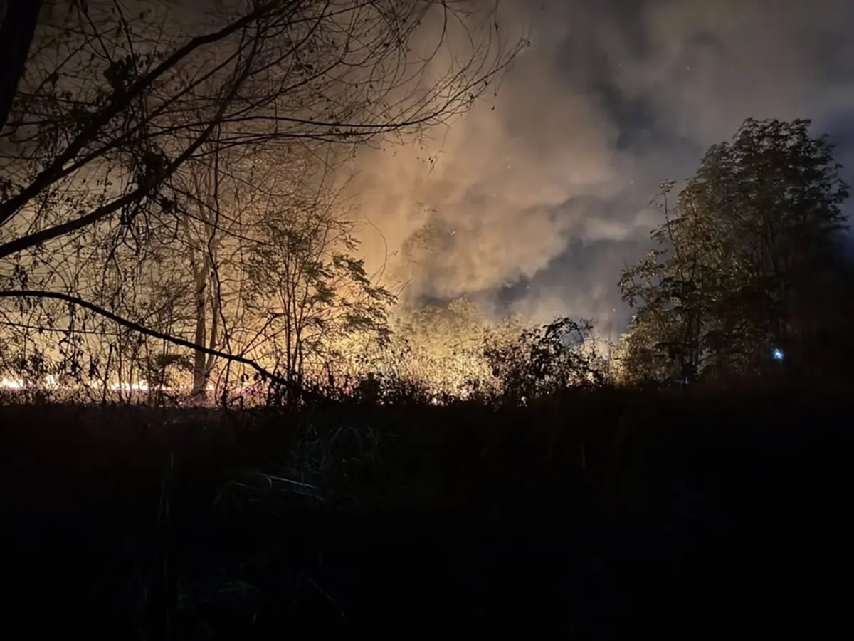 ลอบเผาขยะลามทุ่ง! ไฟไหม้ใกล้ชุมชนโคราช ระดมรถดับเพลิงคุม!