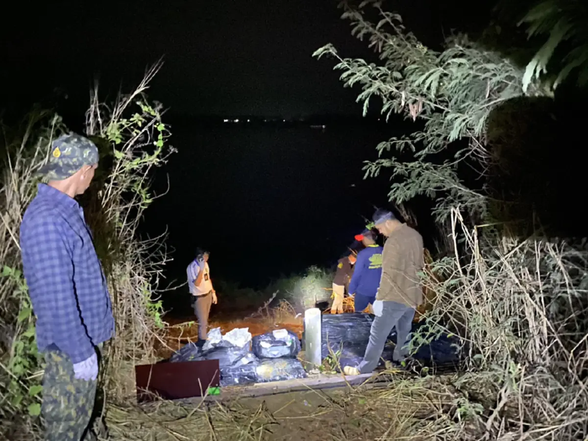 สกัดไอซ์เกรดพรีเมียม ลอตใหญ่ริมโขง ยึดได้เกือบครึ่งตัน