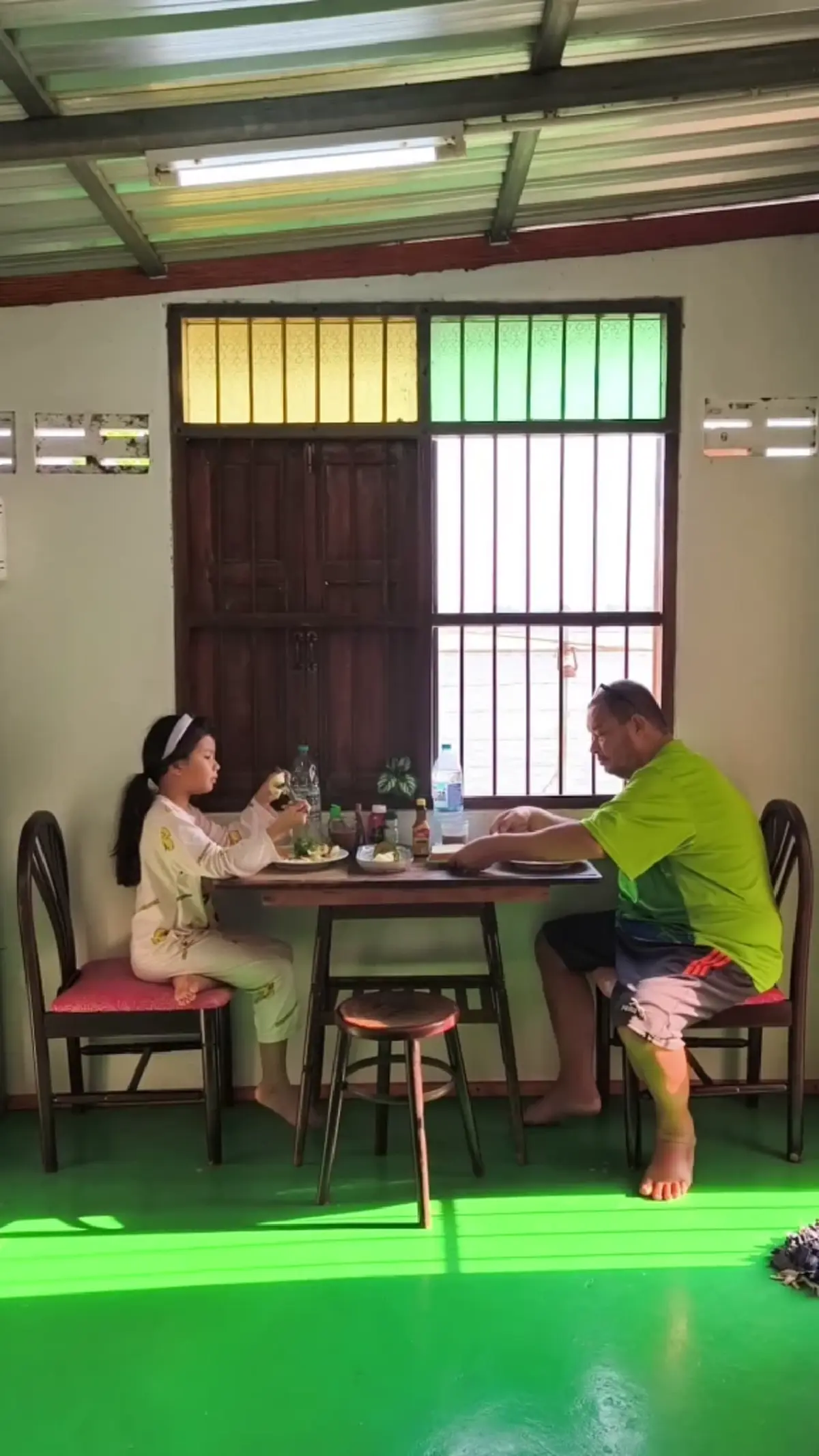 ลูกสาว แดนนี่ ศรีภิญโญ นั่งซักชุดนักเรียนเอง แม่สอนดีจนคนแห่ชม