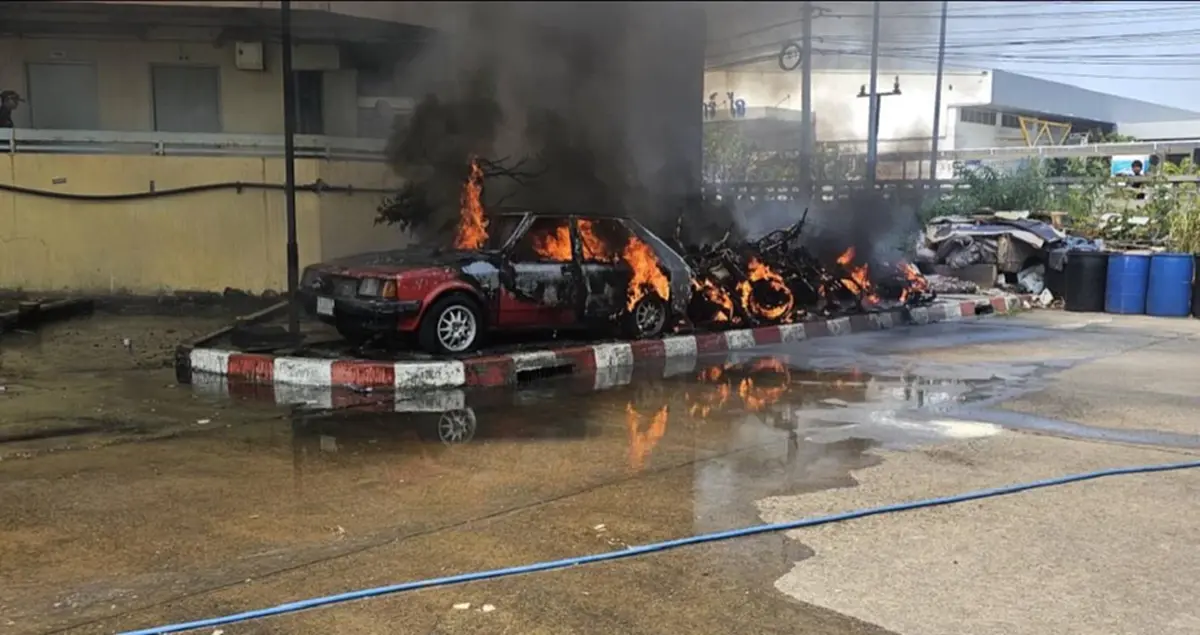 ระทึก! ไฟไหม้รถ จยย. ซอยแจ้งวัฒนะ 5 ลุกลามรถยนต์ เพลิงสงบใน 10 นาที