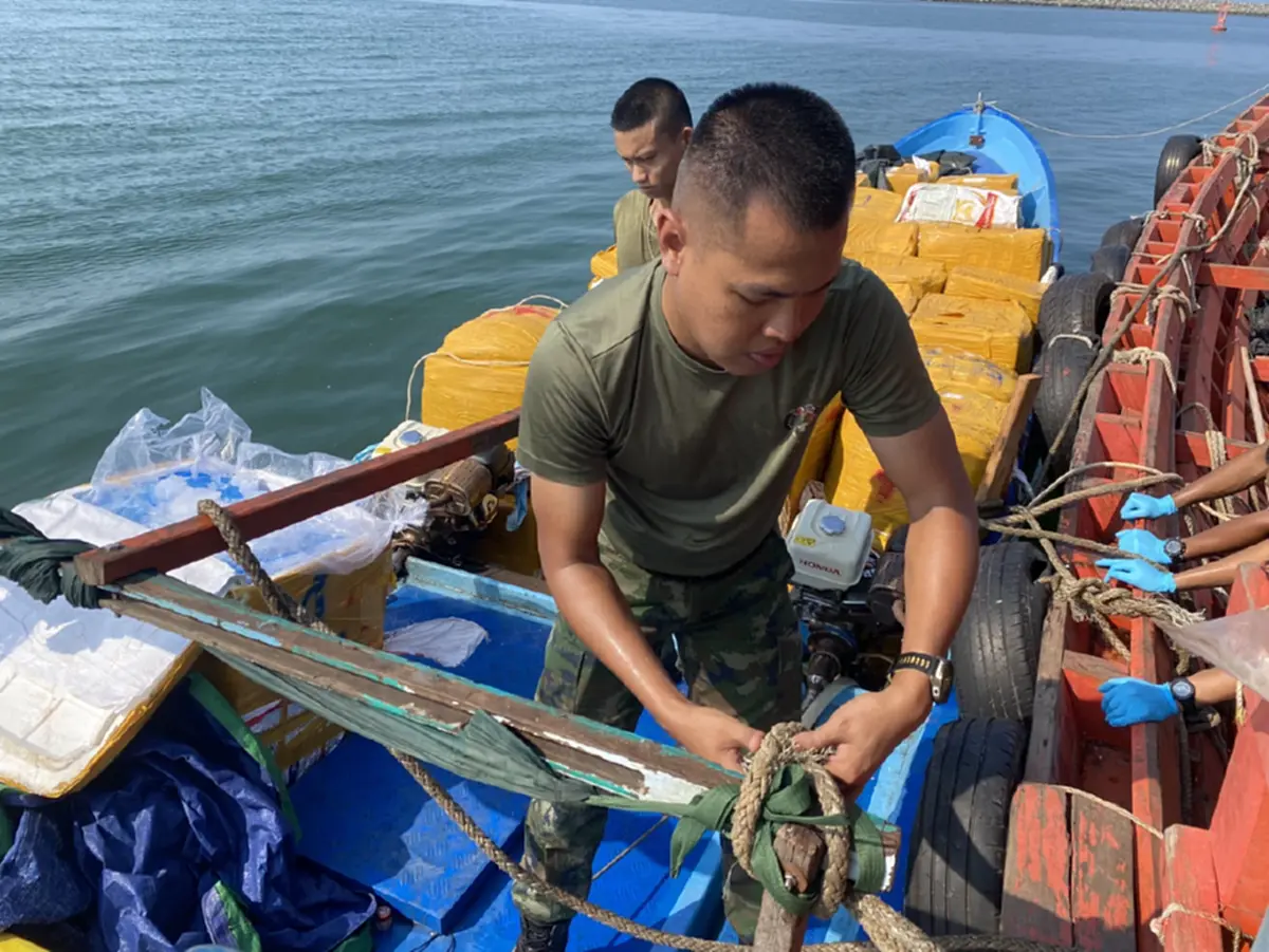 ศรชล.ตราด จับเรือกัมพูชาลอบขนเนื้อปูแช่แข็ง 60 กล่องเข้าไทย