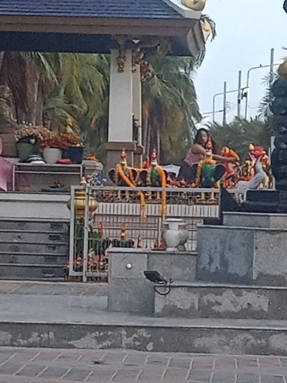 ชาวบ้านเดือด สาวบุกทำลายศาลดัง ชลบุรี ศรัทธากราบไหว้มา 10-20 ปี