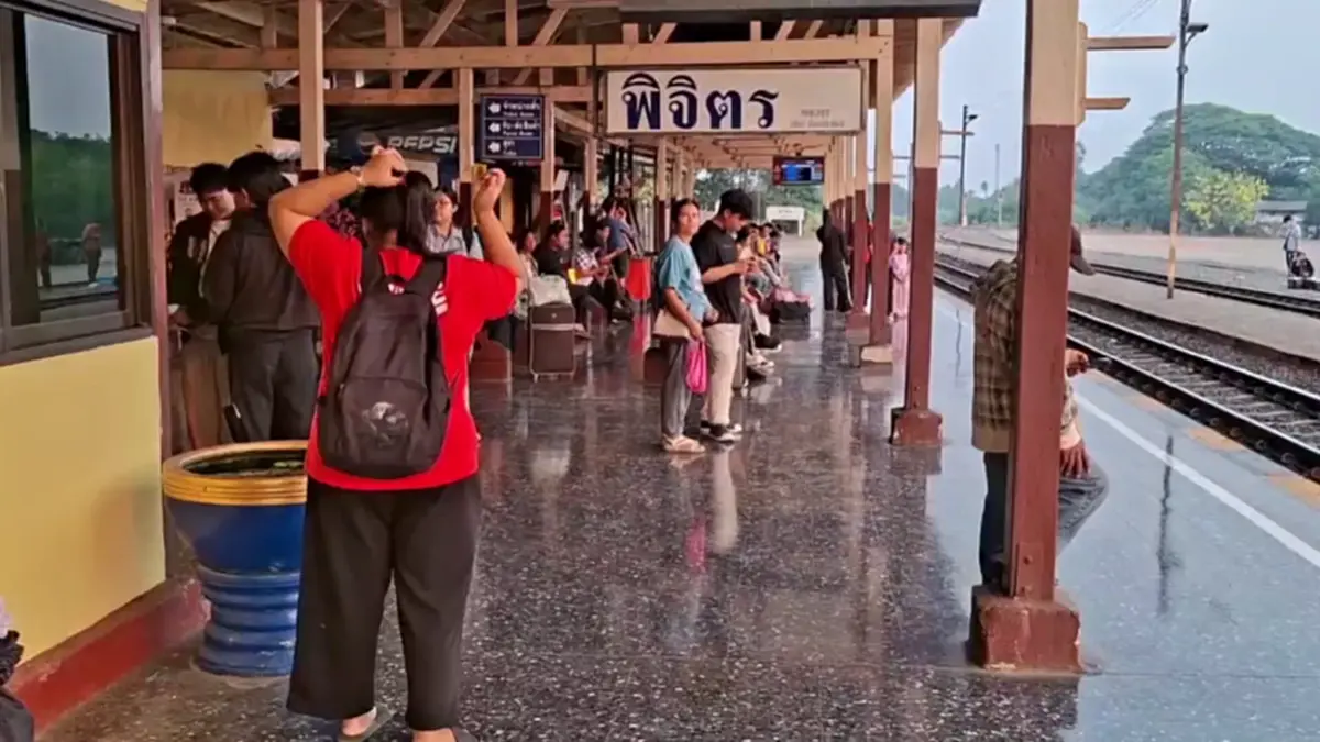 น้ำมันแพง! ชาวพิจิตรแห่ขึ้นรถไฟพุ่งเท่าตัว ตั๋วสงกรานต์เต็ม