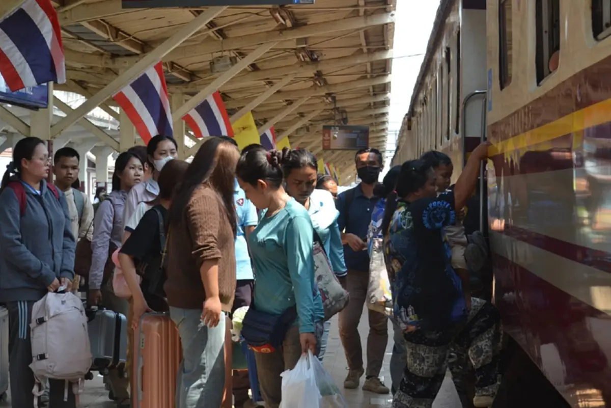 รถไฟพิษณุโลกคนแน่น! แห่กลับกรุงหลังสงกรานต์ รถเต็มทุุกขบวน