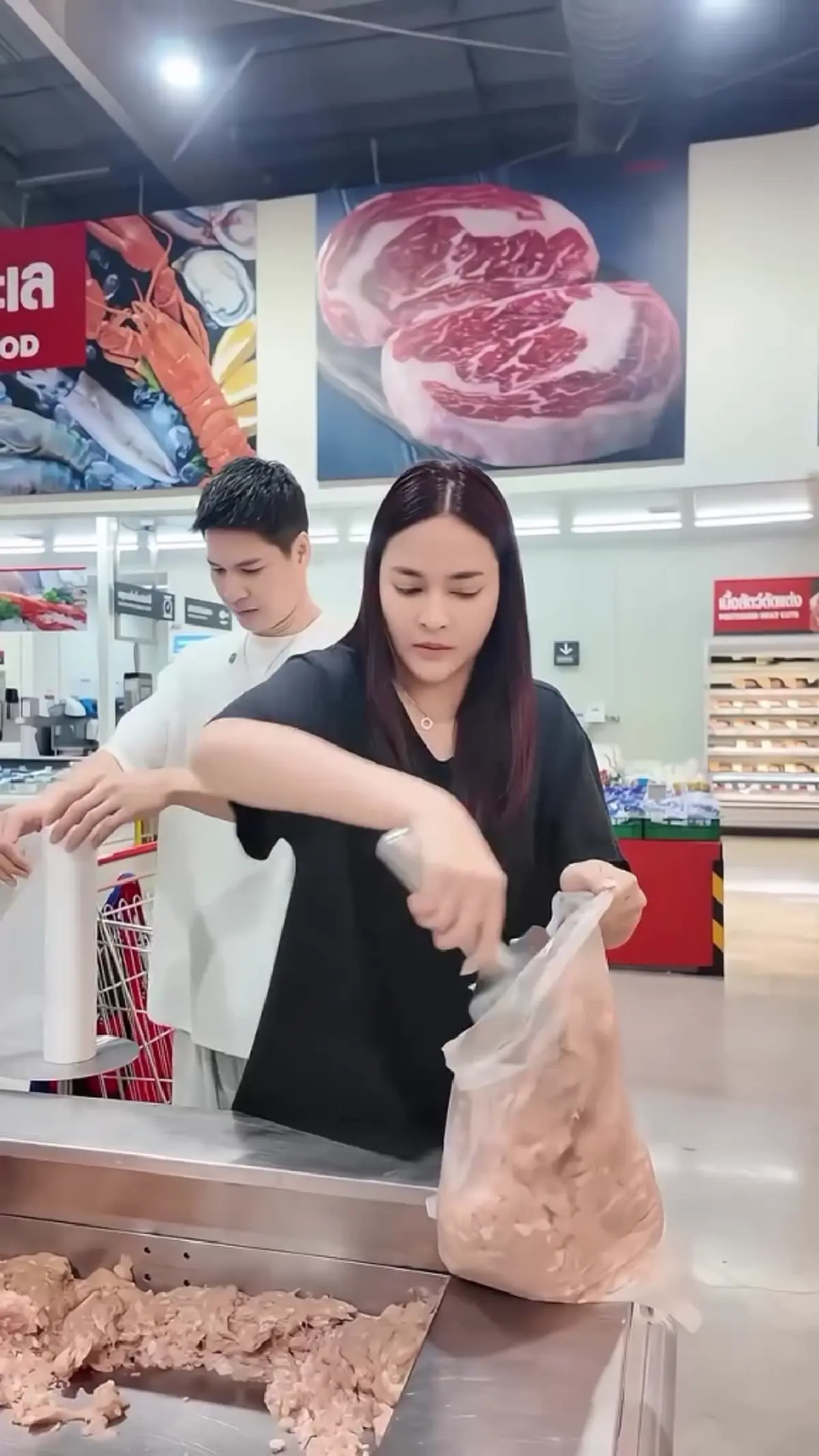 ปุ๊กลุก-ไมค์ ควงคู่ลุยคลองหลวง เลี้ยงอาหารหมาจรนับร้อย