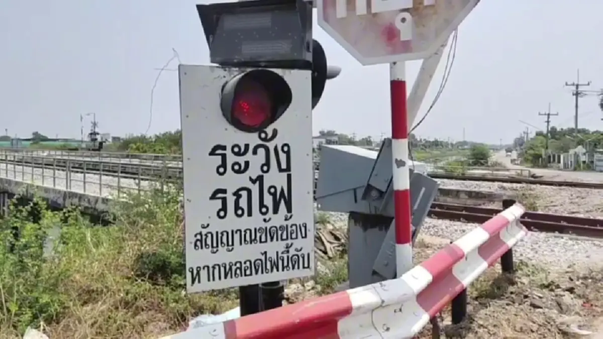 หวิดดับเสี้ยววินาที! จยย. ฝ่าไม้กั้นรถไฟพานทอง กระบะบีบแตรช่วย
