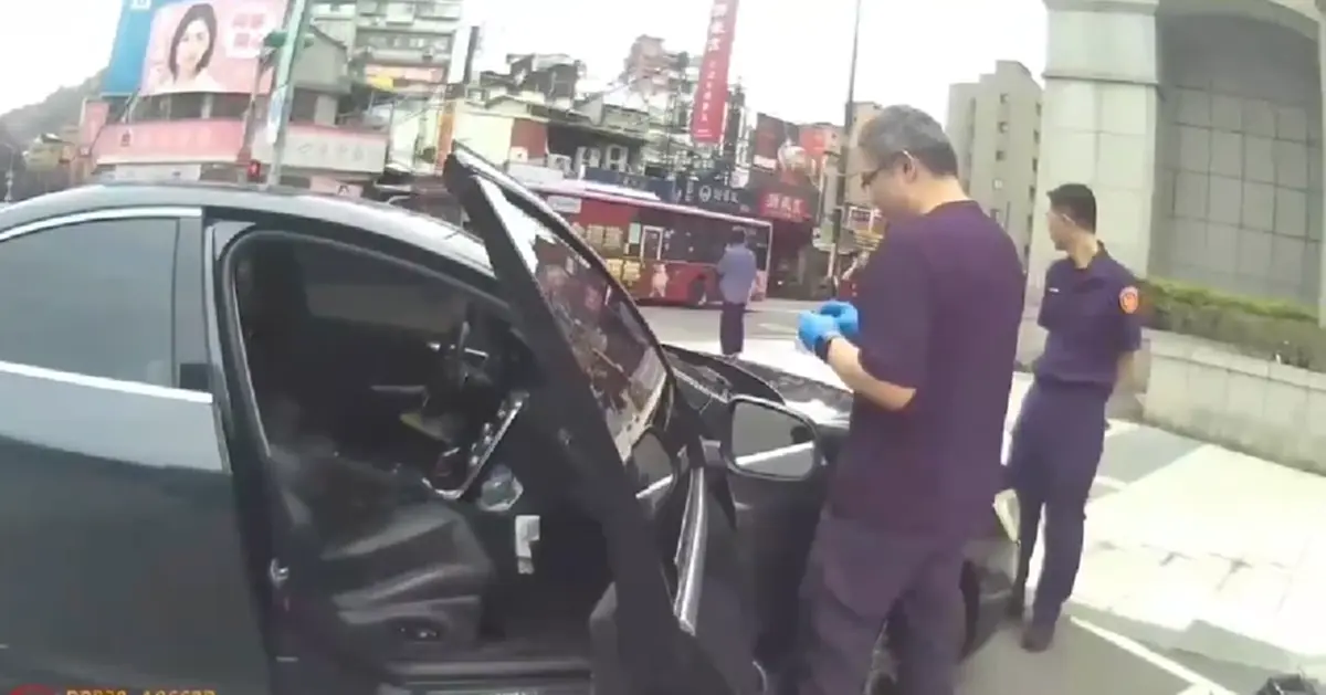 สาวตกใจ! เจอรอยปริศนาคล้ายกระสุนบนกระจกรถ ตอนเฉลยทำคาดไม่ถึง