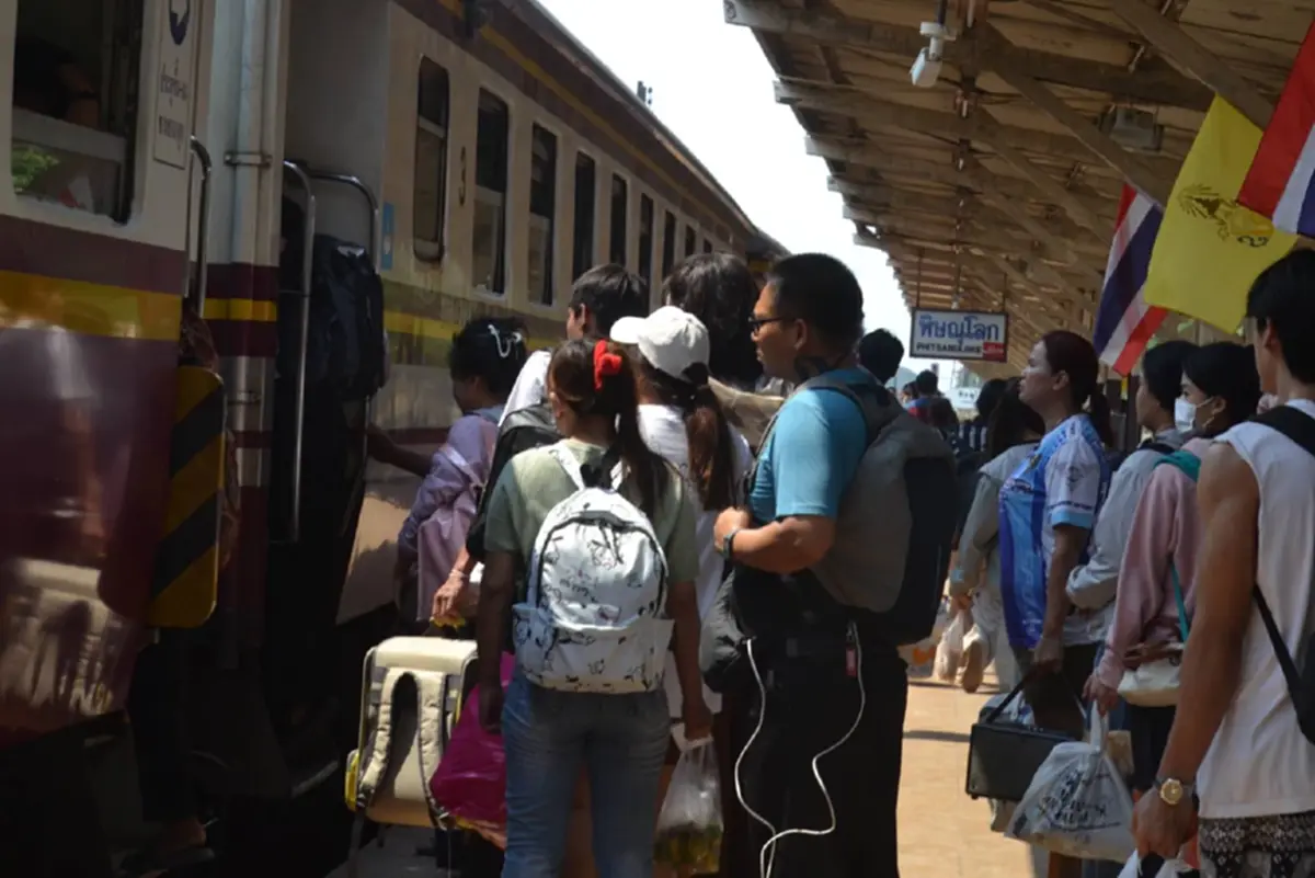 รถไฟพิษณุโลกคนแน่น! แห่กลับกรุงหลังสงกรานต์ รถเต็มทุุกขบวน