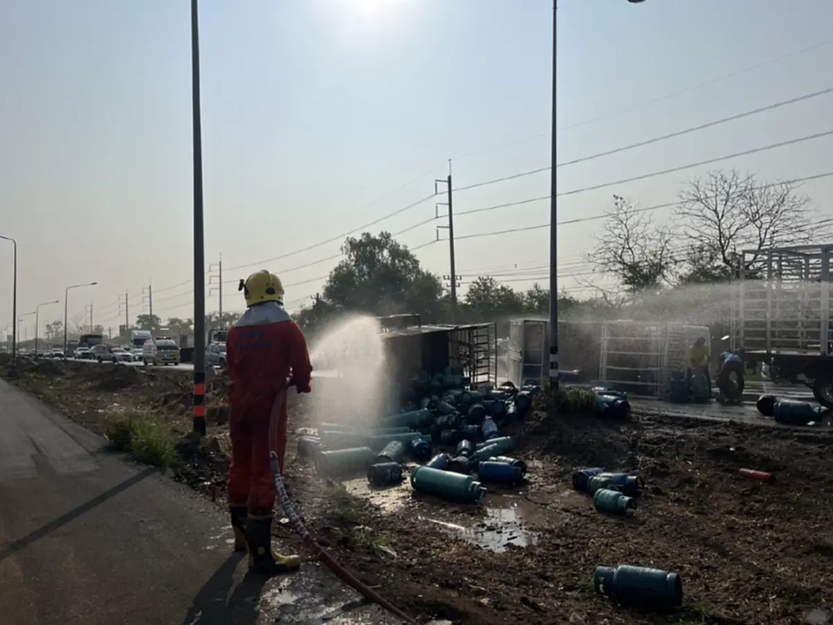 ระทึก! 6 ล้อขนแก๊สคว่ำเลี่ยงเมืองโคราช รั่วไหลเกลื่อนถนน