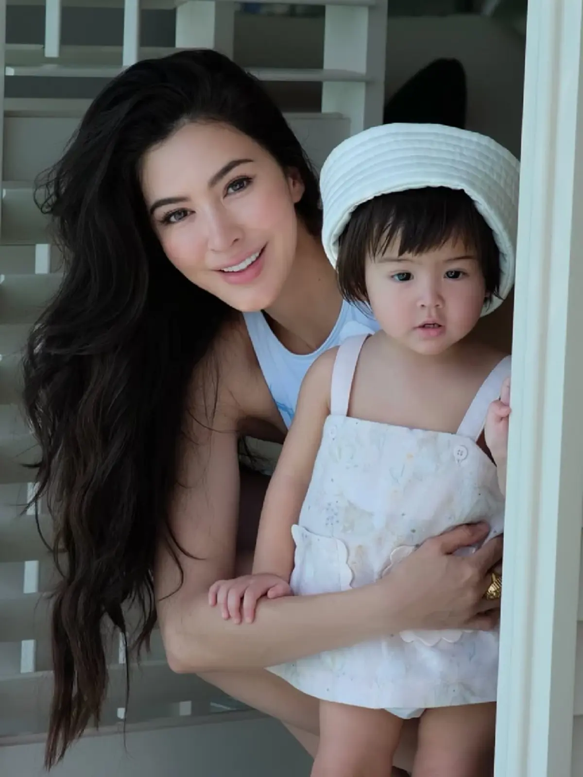 “ศรีริต้า” เสิร์ฟลุคเจ้าหญิงทะเล! ชุดว่ายน้ำสีขาวออร่าพุ่ง  