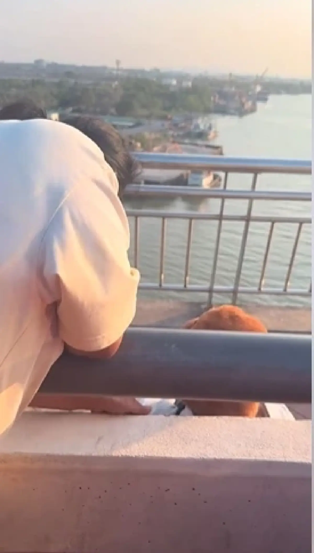 นาทีชีวิต แม่ลูกฮีโร่ ช่วยสาวกลางสะพาน ก่อนเกิดเหตุไม่คาดคิด