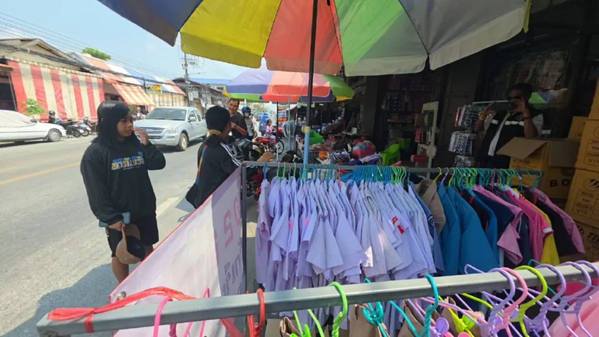 น้ำใจงาม! ร้านชุดนักเรียนพิษณุโลกแจกมือสองฟรี ลดภาระผู้ปกครอง