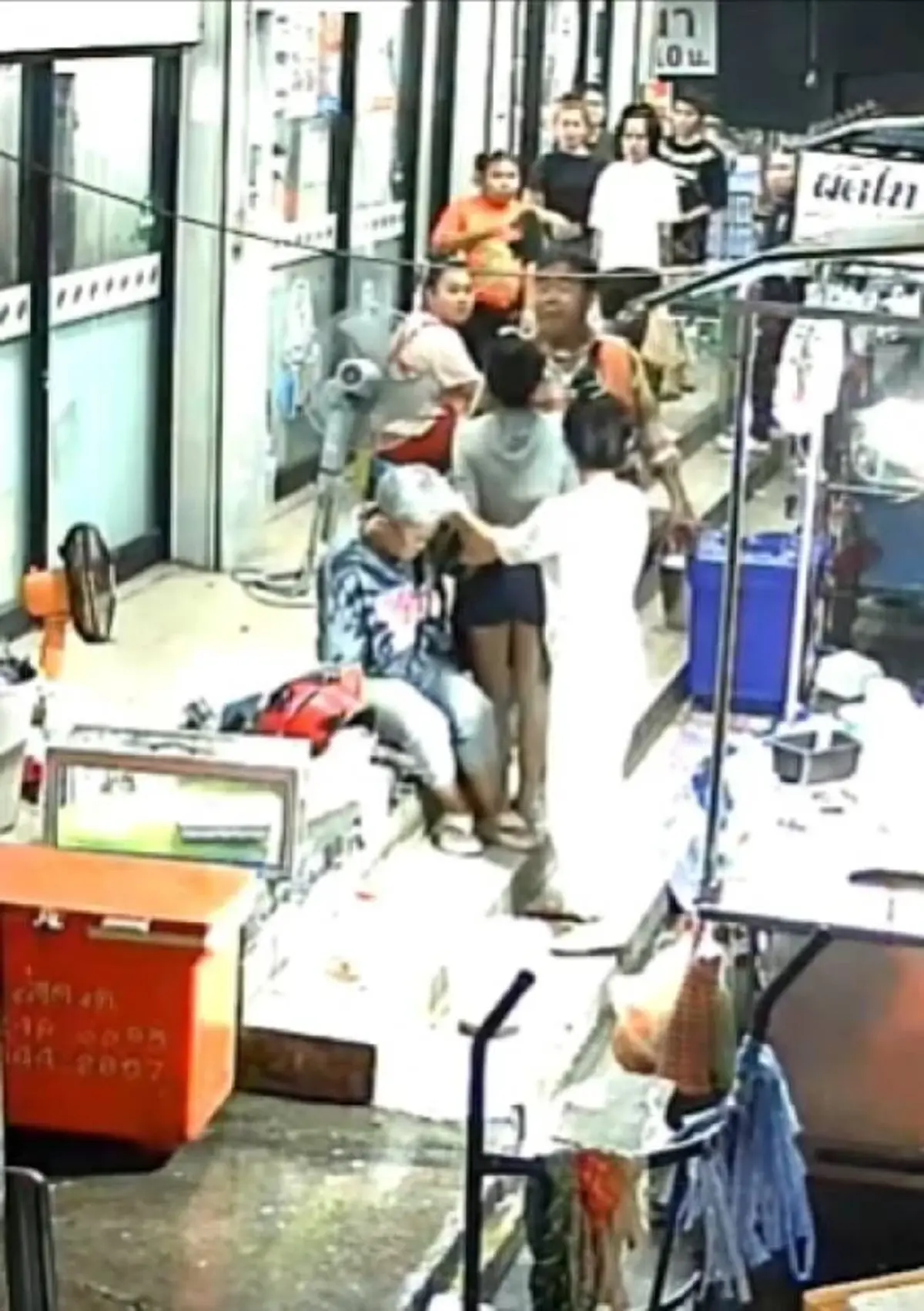 วินเหี้ยม หึงหน้ามืดคิดว่ายายเป็นสาวหล่อ คนช่วยห้ามโดนยำสาหัส