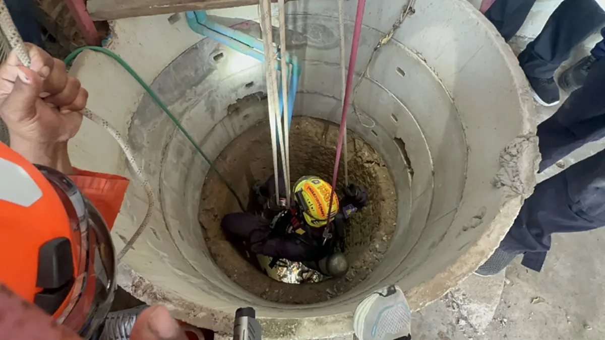 ระทึกโรยตัวช่วยชายตกบ่อลึก 11 เมตรพัทยา เหตุไม้ปากบ่อผุ