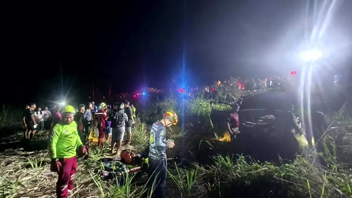 สลดอุดรฯ! รถเจ้าหน้าที่ดับไฟป่าแหกโค้งชนเสาไฟ ดับ 2 เจ็บ 4