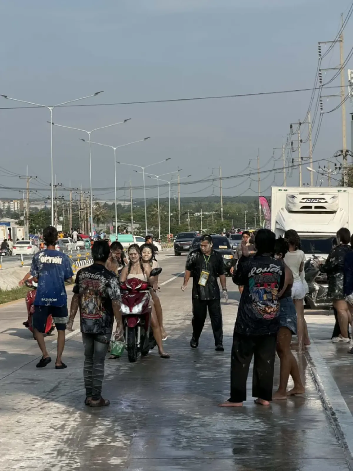 ไหลบ่อวินสุดคึกคัก! ประชาชนทะลักเล่นน้ำแน่นสองฝั่งถนน