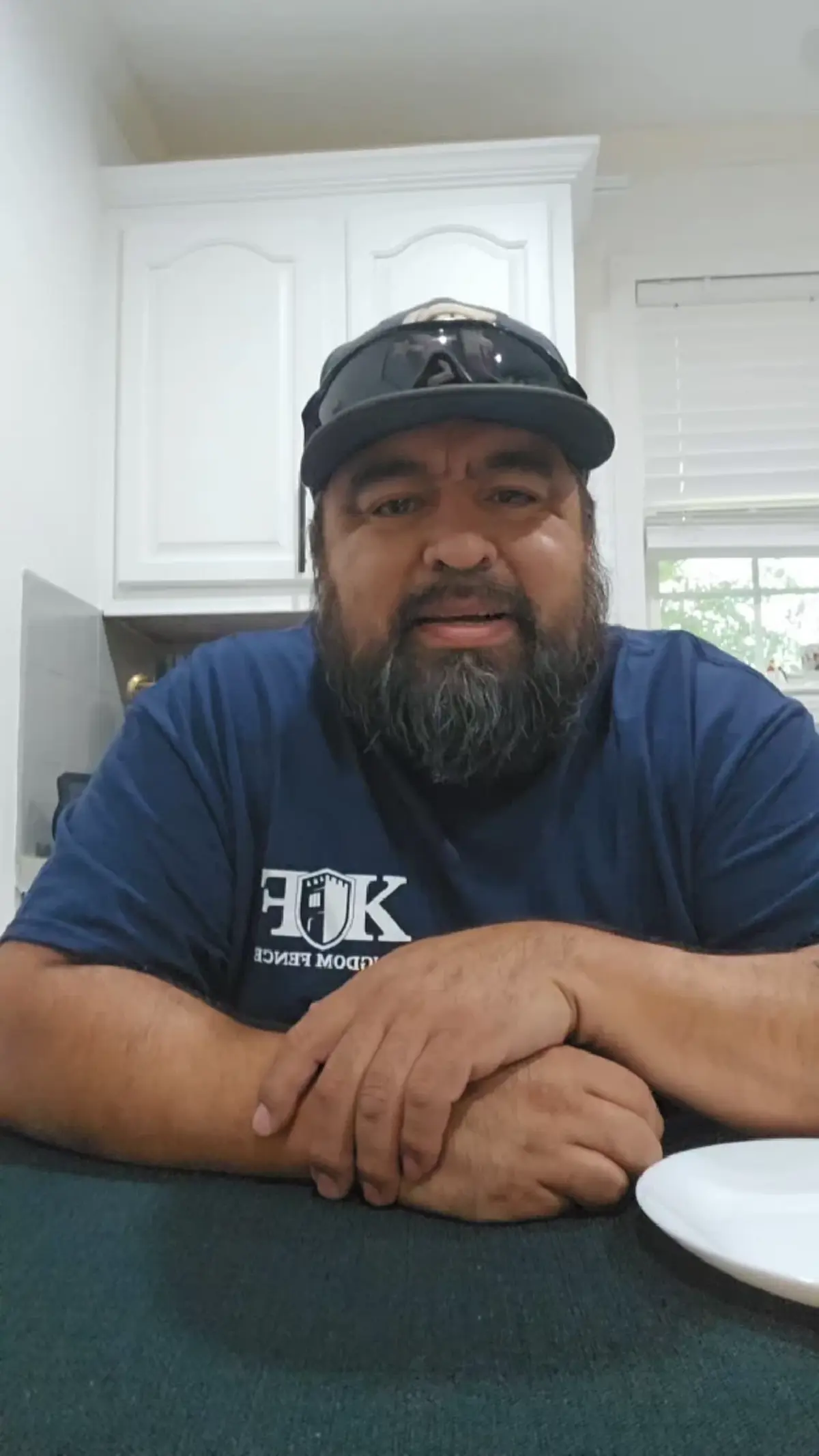 ชีวิตพลิก ชายเลี้ยงแมวจร กลับบ้านเจอ “หลาน 8 ตัว” ไม่ทันตั้งตัว