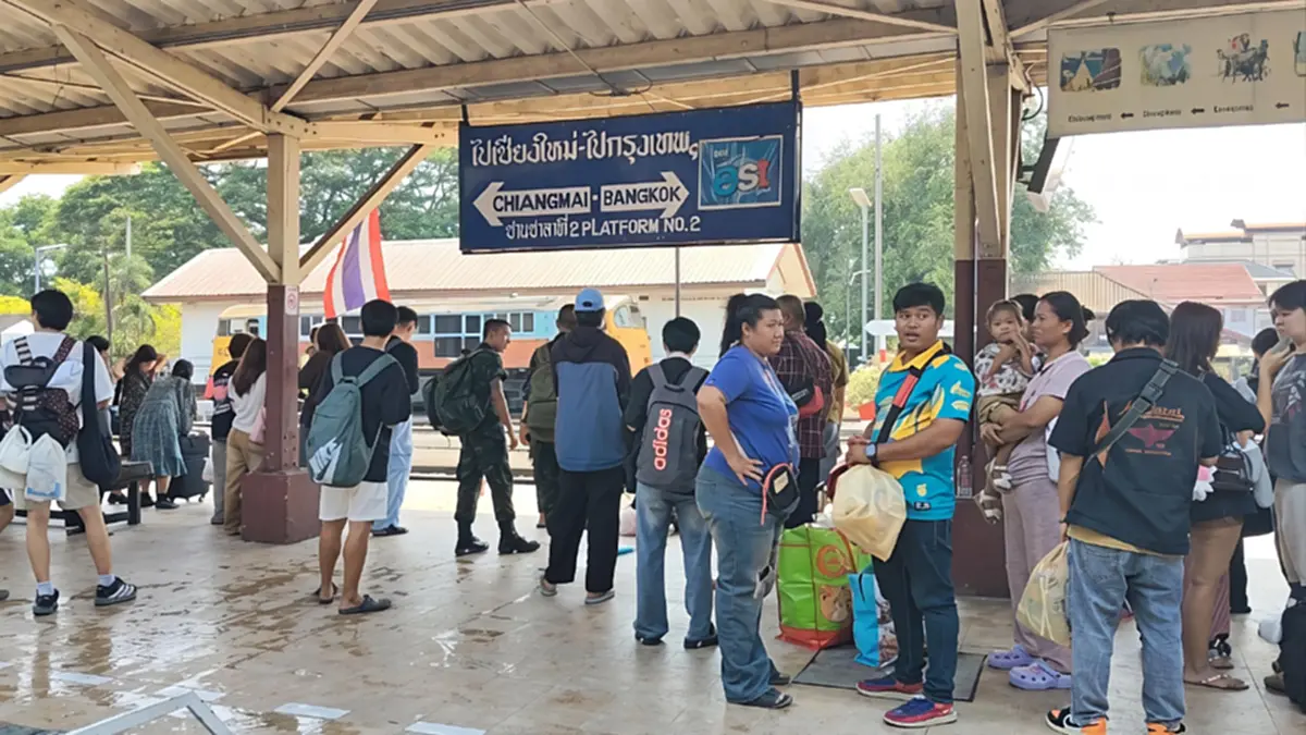 รถไฟพิษณุโลกคนแน่น! แห่กลับกรุงหลังสงกรานต์ รถเต็มทุุกขบวน