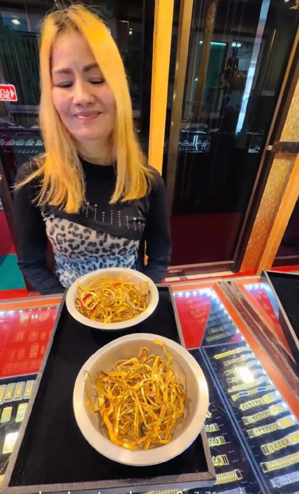 หญิงเอากรอบพระเลี่ยมทองมาขาย เล่าใจสลายหวังได้เงินไปจัดงานศพสามี