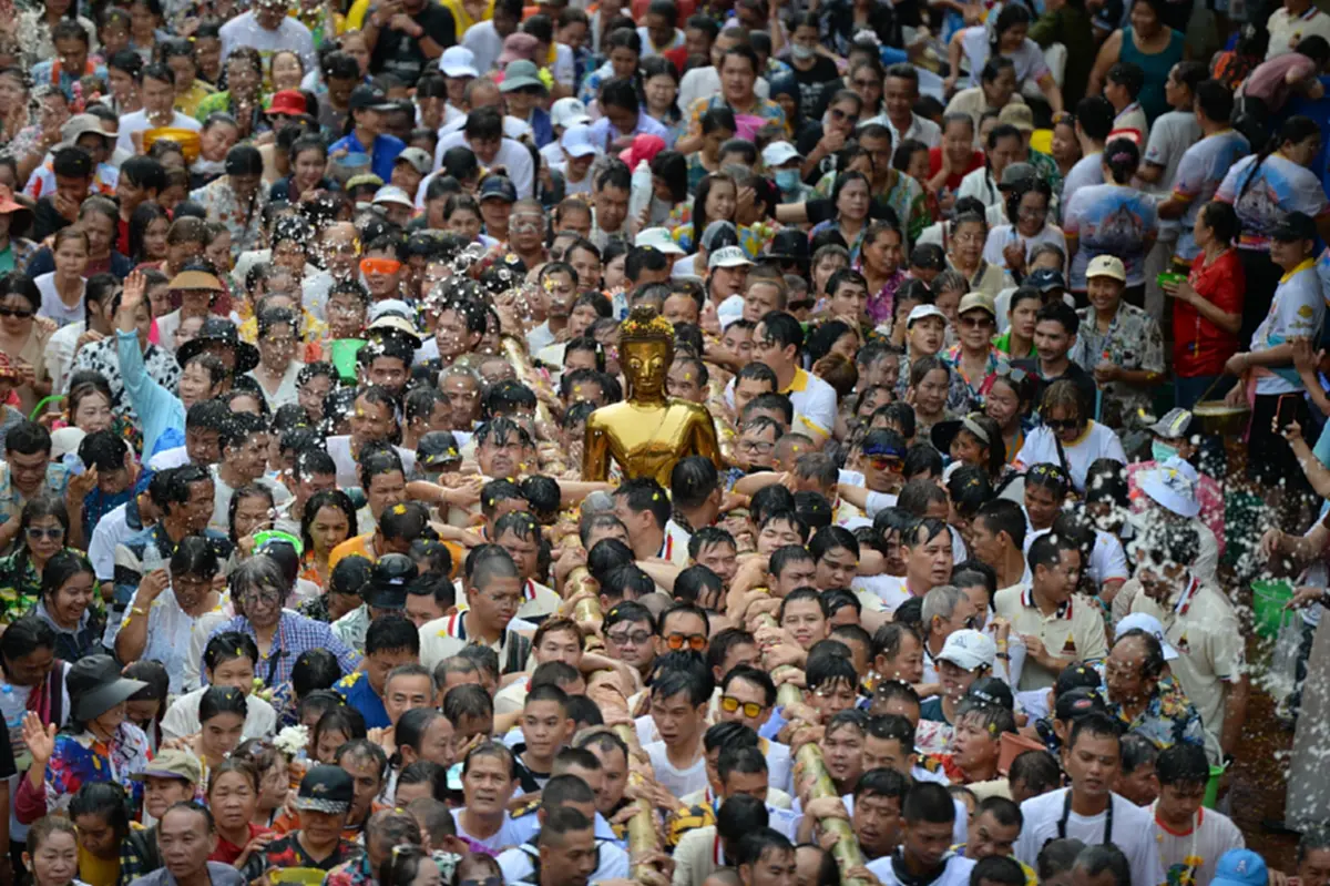 ปิดฉากสงกรานต์หนองคาย! อัญเชิญ "หลวงพ่อพระใส" ขึ้นพระอุโบสถ