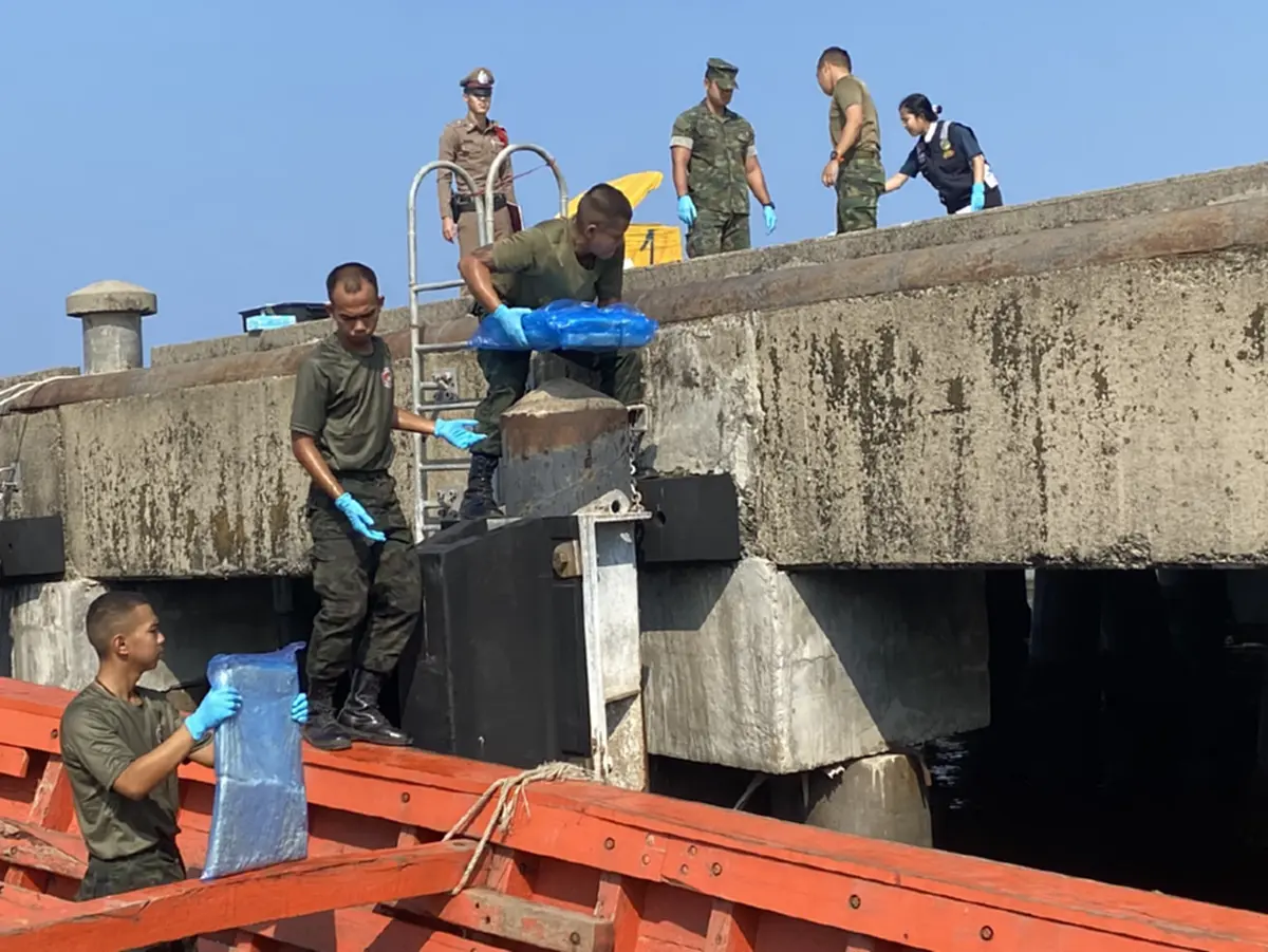 ศรชล.ตราด จับเรือกัมพูชาลอบขนเนื้อปูแช่แข็ง 60 กล่องเข้าไทย