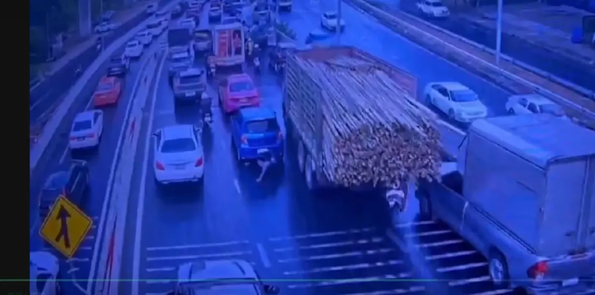 คลิปนาทีรถบรรทุก 10 ล้อเบรกแตก กวาดมอเตอร์ไซค์บนถนนเสียชีวิต