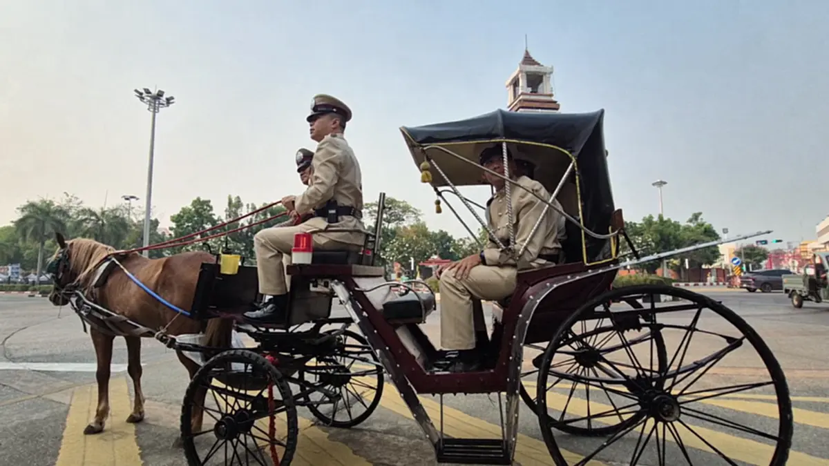 ฮือฮา! ตำรวจลำปางใช้ "รถม้า" เป็นสายตรวจ รับยุคน้ำมันแพง!