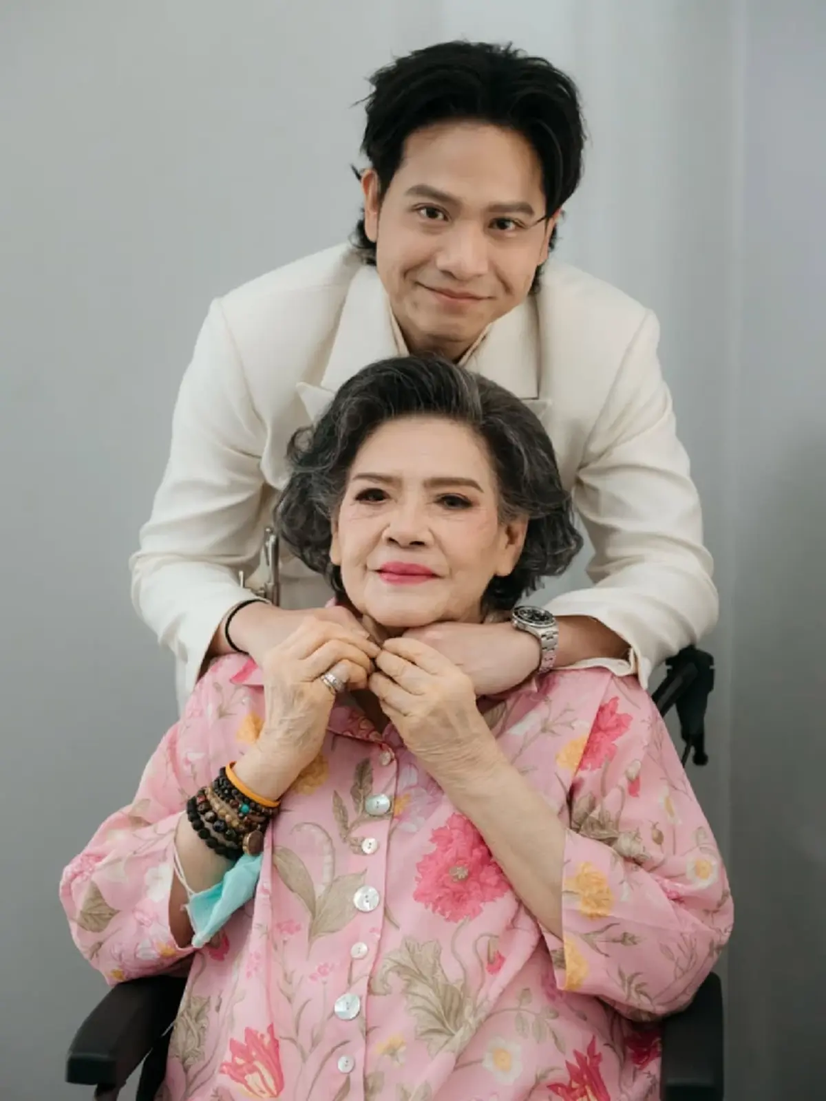 งดงามเหนือกาลเวลา! คิว ฟลัวร์ เผยภาพ “แม่เล็ก” วัย 84 ยังสง่างาม