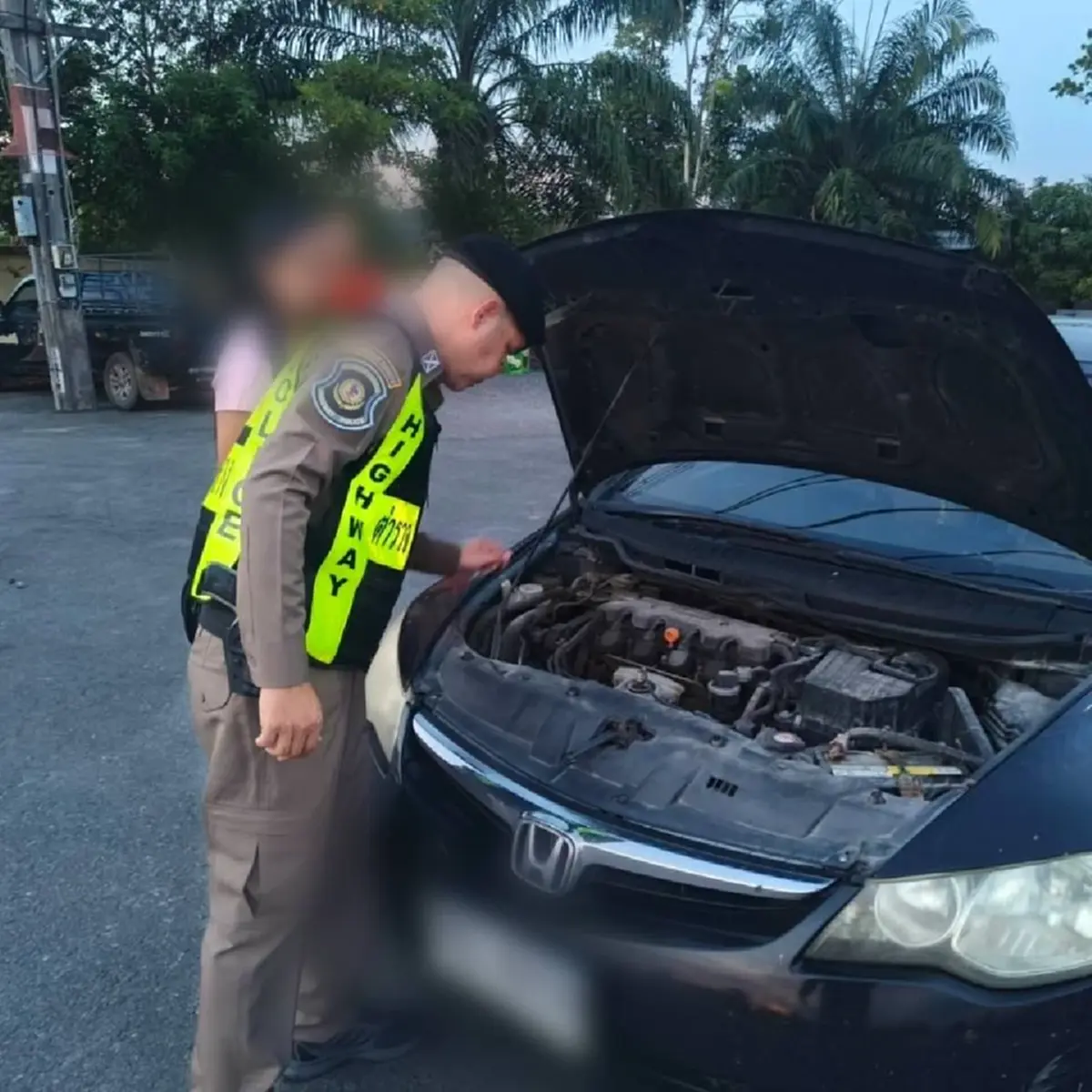 รวบสาววัย 33 ขับเก๋งติดป้ายปลอมคาทางหลวง อ้างซื้อรถหลุดจำนำ