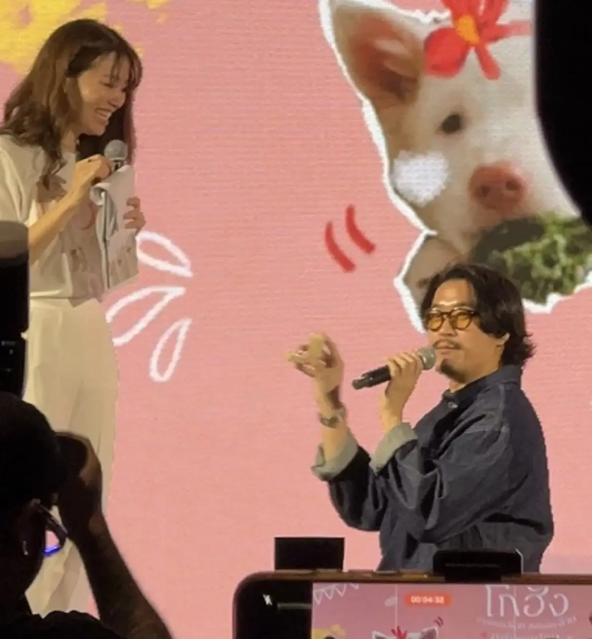 ผกก.โกฮัง โผล่คุกเข่าขอพิธีกรสาวแต่งงาน ทำน้ำตาแตกทั้งฮอลล์