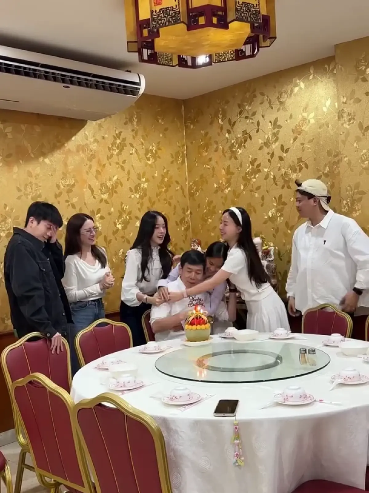 หวานละมุน นนกุล   ฉลองวันเกิดคุณพ่อ แอฟ ทักษอร ร่วมเฟรมอบอุ่น