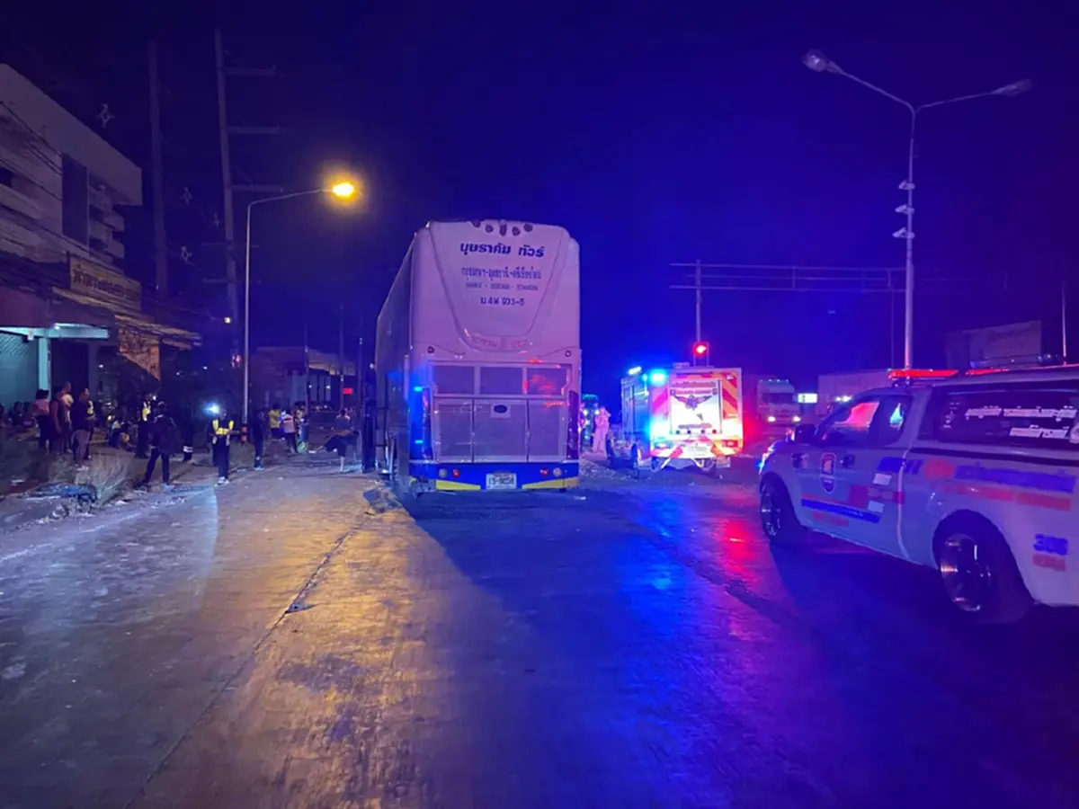 รถทัวร์ ชนท้ายรถบรรทุกหิน เปลี่ยนเลยกะทันหัน พังยับเจ็บ 27 คน