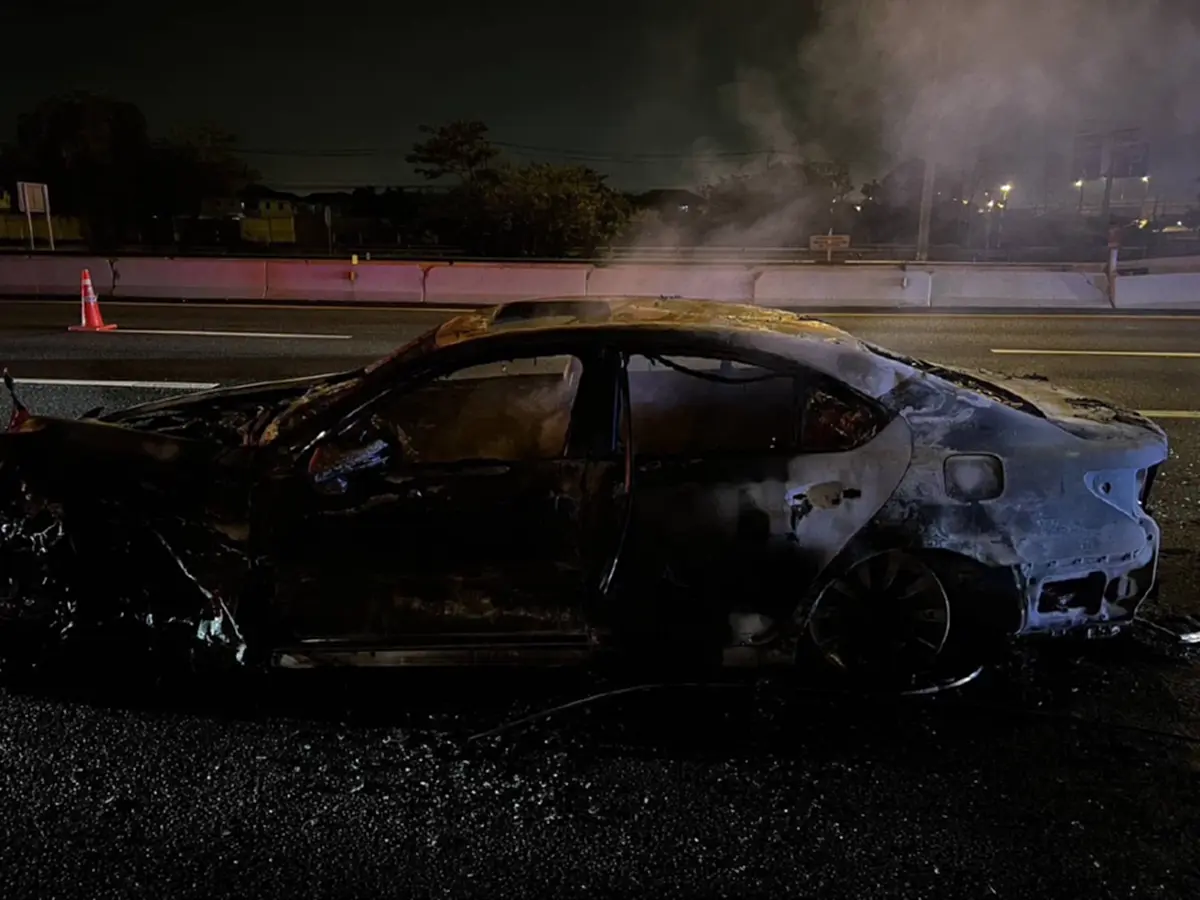 ไฟไหม้รถเก๋งวอดทั้งคัน กลางถนนมอเตอร์เวย์ ยังไม่ทราบสาเหตุที่แน่ชัด