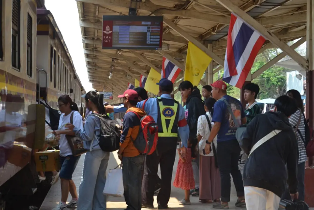 รถไฟพิษณุโลกคนแน่น! แห่กลับกรุงหลังสงกรานต์ รถเต็มทุุกขบวน