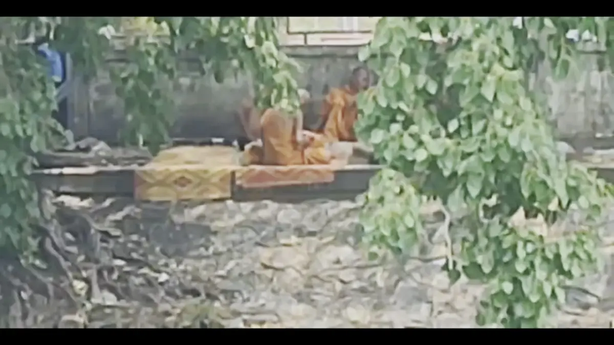 รุดตรวจใต้โพธิ์ยักษ์ พบหลักฐานแก๊งห่มเหลืองมั่วสุมดมสารเสพติด