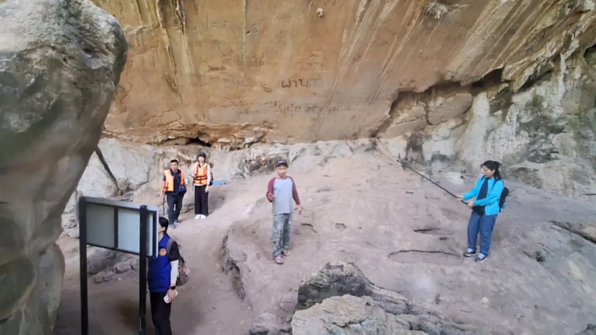 ดราม่ามือบอนเขียนชื่อเต็มผนัง "ผาซ่อนรัก" ลำปาง แม้มีป้ายห้าม