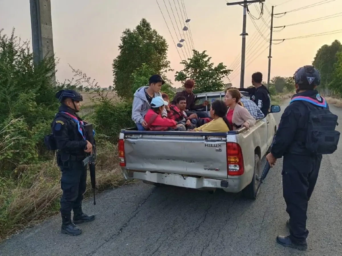 รวบคาชายแดน! ทหารพรานสระแก้วจับแรงงานกัมพูชา 10 คน ลอบเข้าไทย