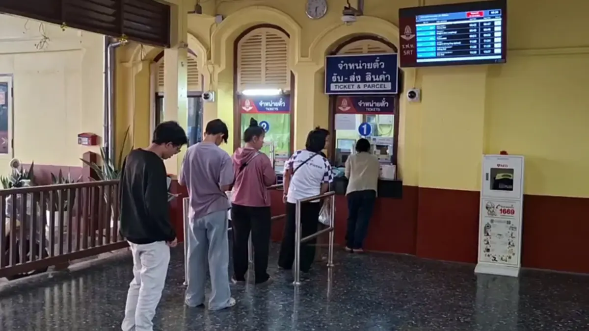 น้ำมันแพง! ชาวพิจิตรแห่ขึ้นรถไฟพุ่งเท่าตัว ตั๋วสงกรานต์เต็ม