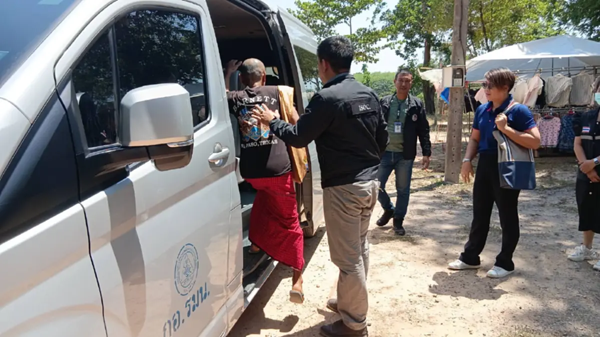 บุกตรวจสำนักสงฆ์ชุมพร! จับสึกพระต่างด้าวเมียนมา ลอบเข้าเมือง