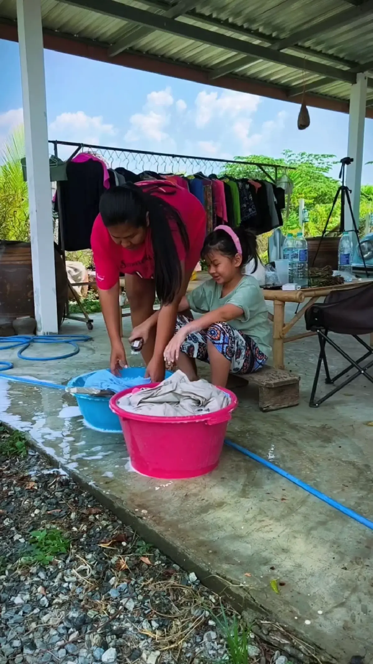 ลูกสาว แดนนี่ ศรีภิญโญ นั่งซักชุดนักเรียนเอง แม่สอนดีจนคนแห่ชม